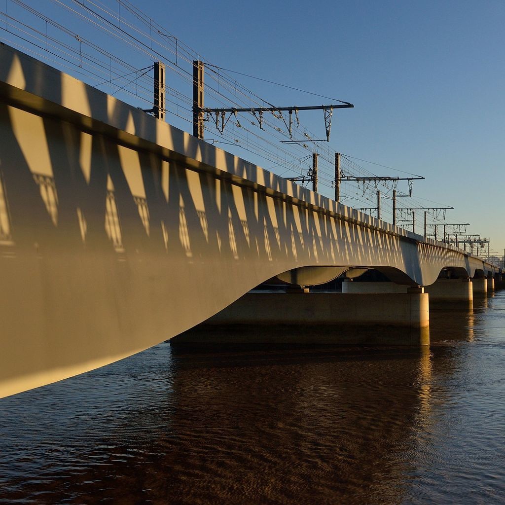 Visite d'un ancien pont au lever du soleil