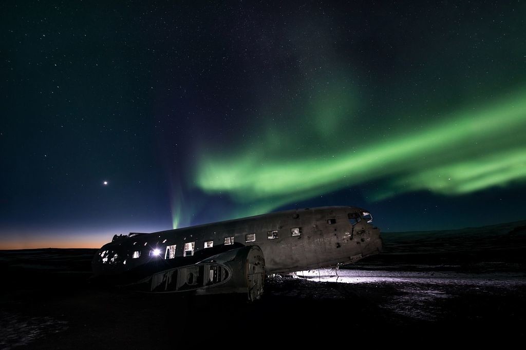 Northern light at the Sólheimasandur plane wreck