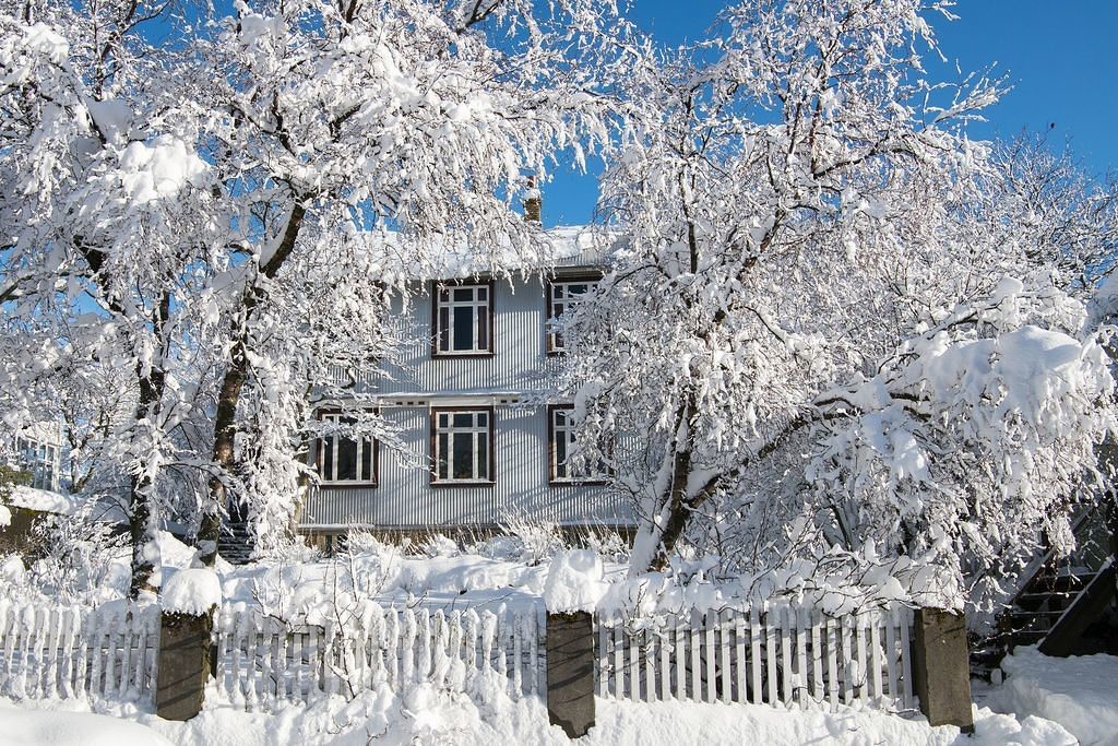 Maison enneigée à Reykjavik