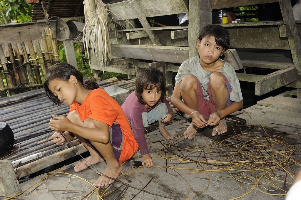 Préparation des lianes pour les bracelets