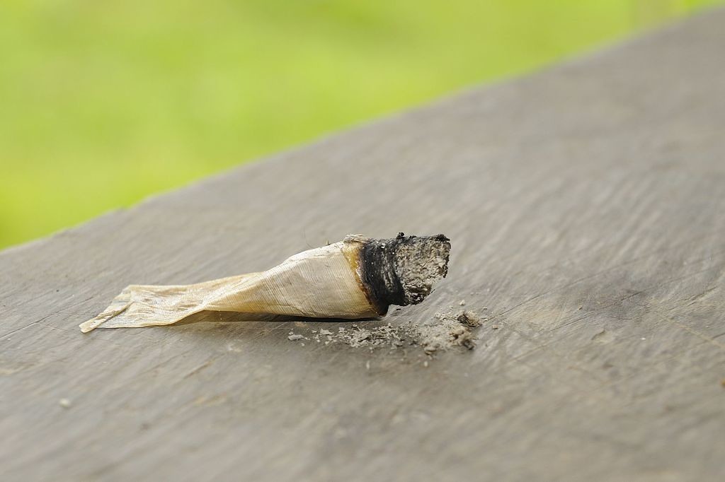 Cigarette roulée dans une feuille de bananier