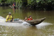 Bus scolaire local sur la rivière de Sungai Siberut